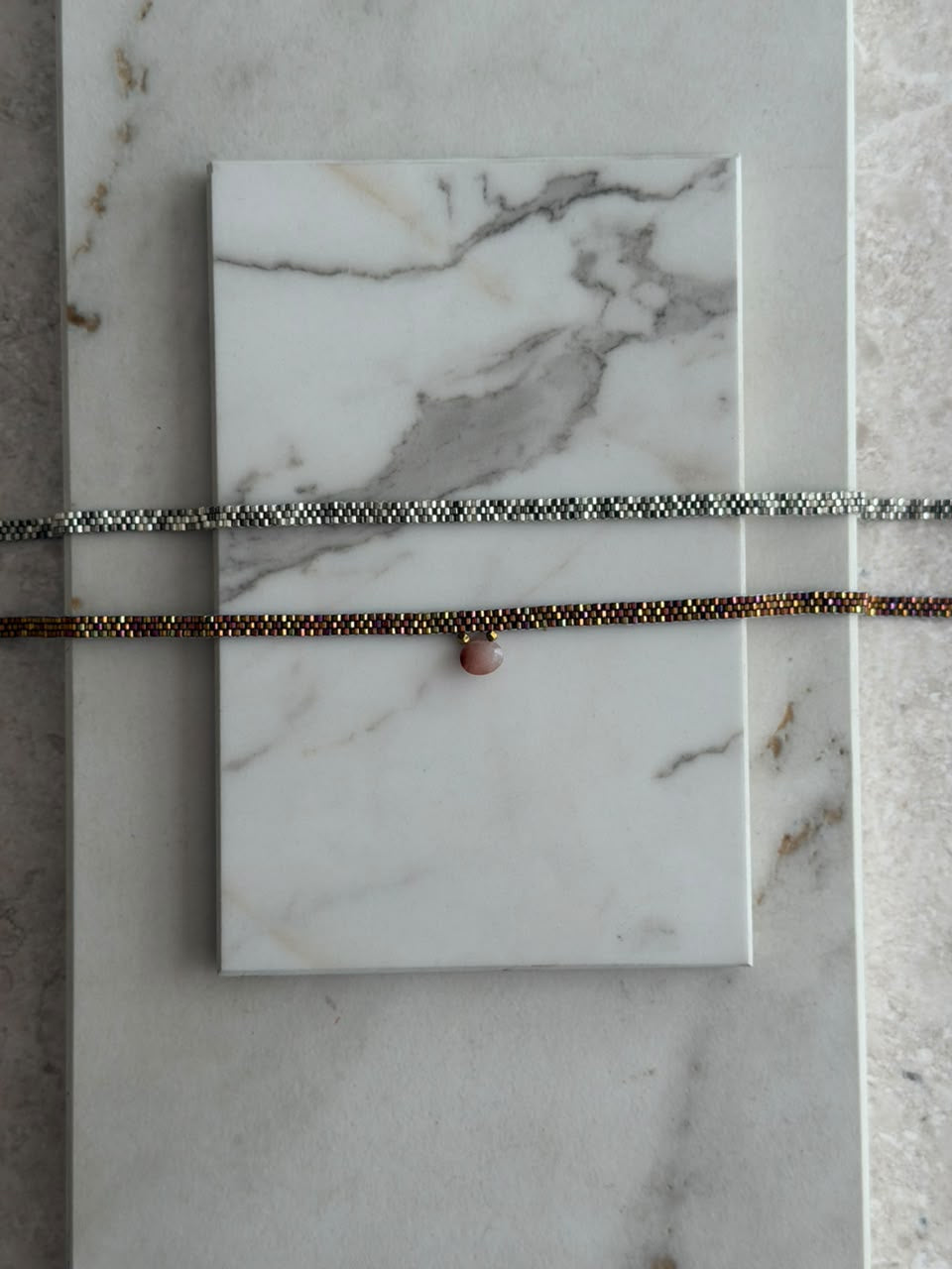 Choker de chaquira doble con piedra rosa