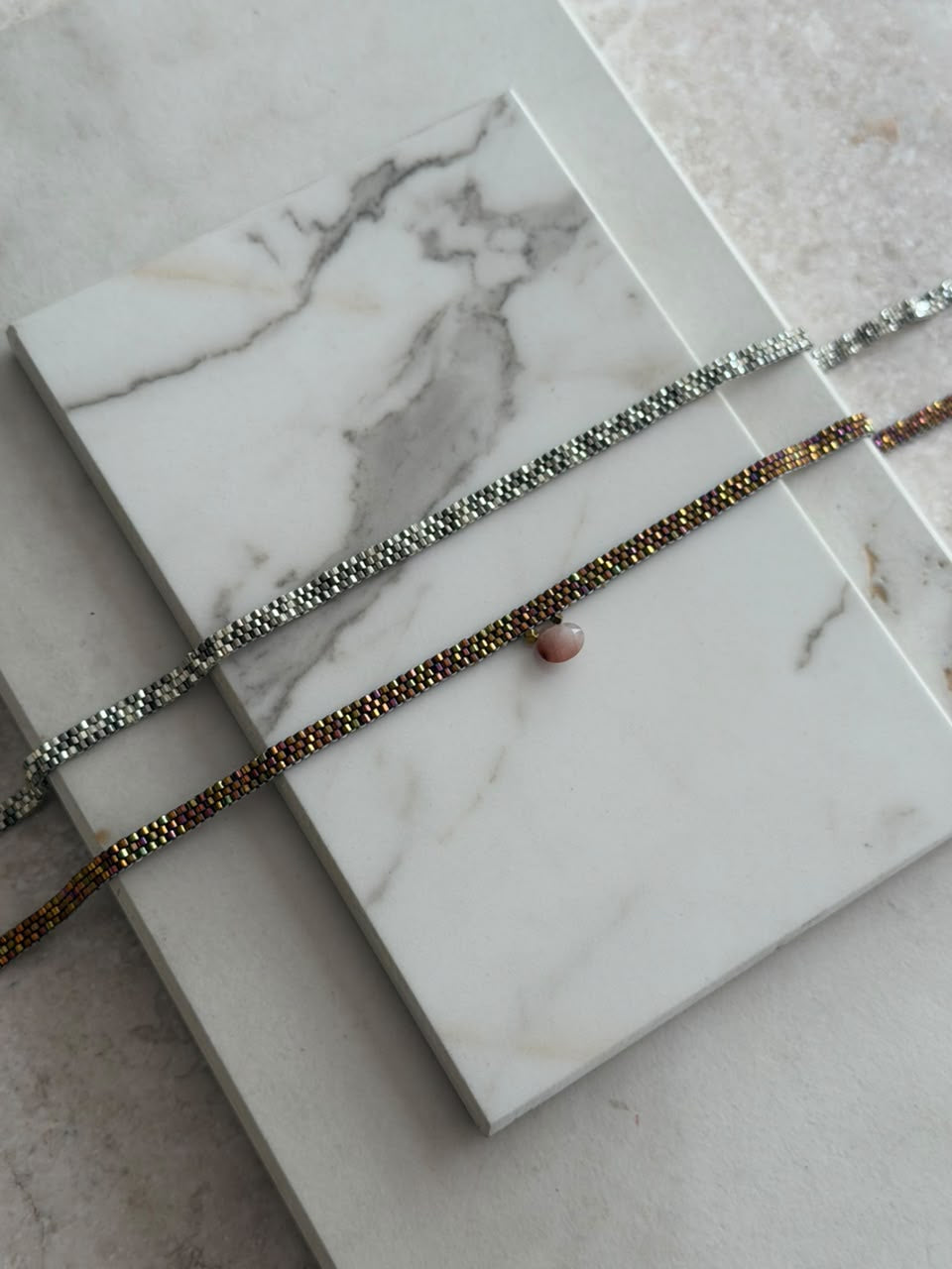 Choker de chaquira doble con piedra rosa