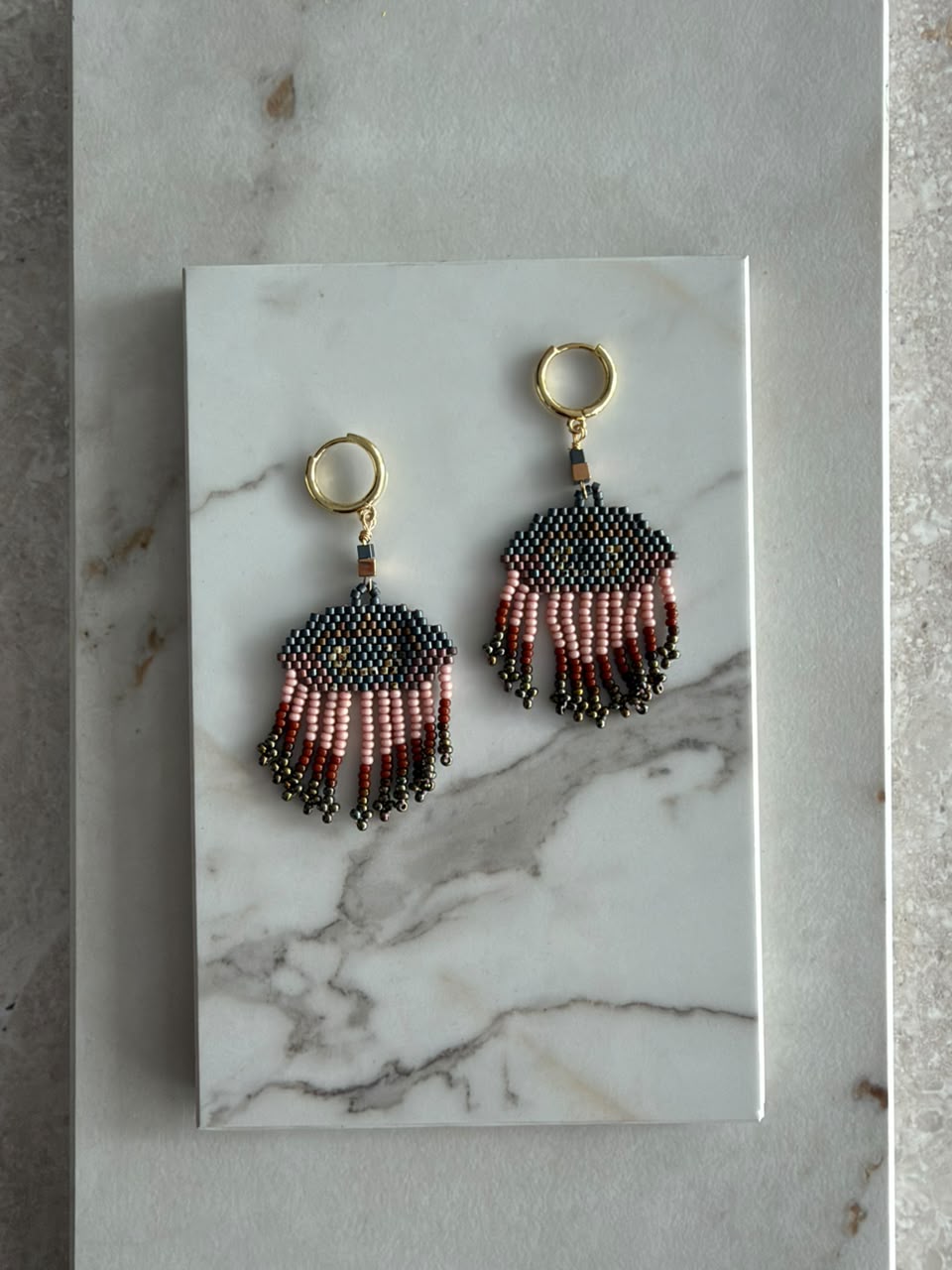 Aretes ojo de chaquira con tiras