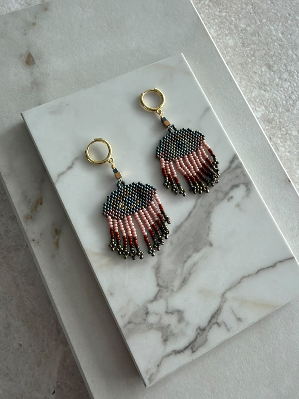 Aretes ojo de chaquira con tiras