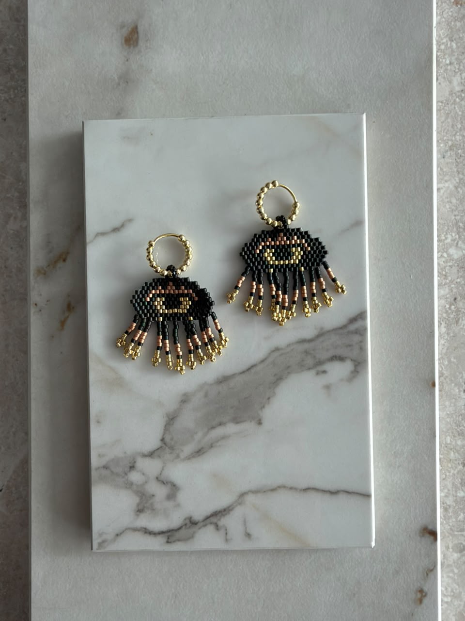 Aretes ojo de chaquira con tiras
