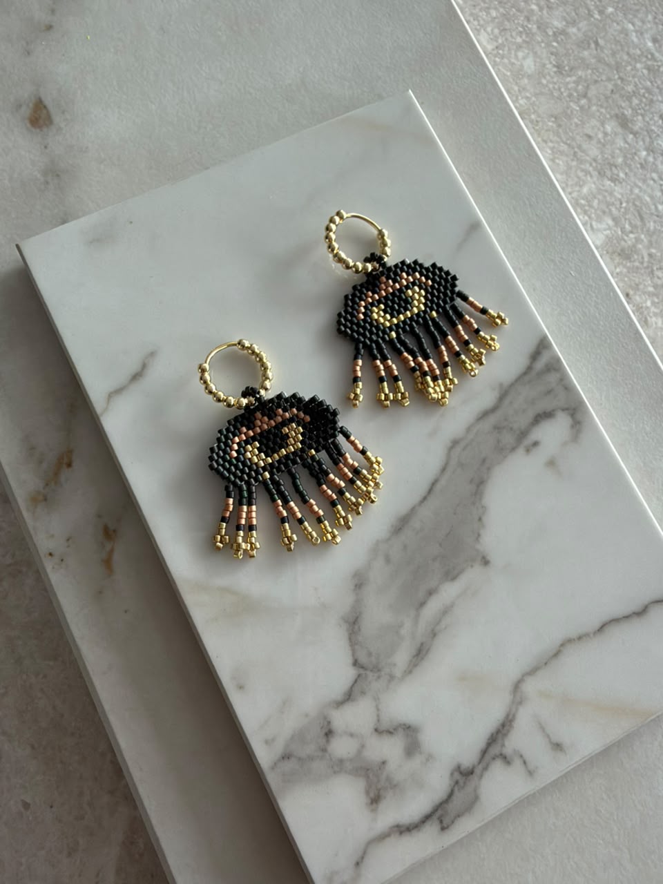 Aretes ojo de chaquira con tiras