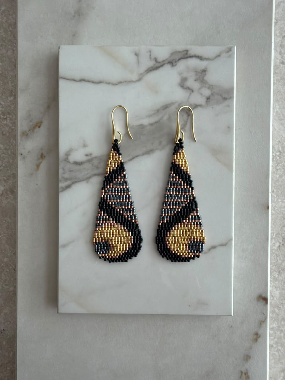 Aretes de chaquira gota grande