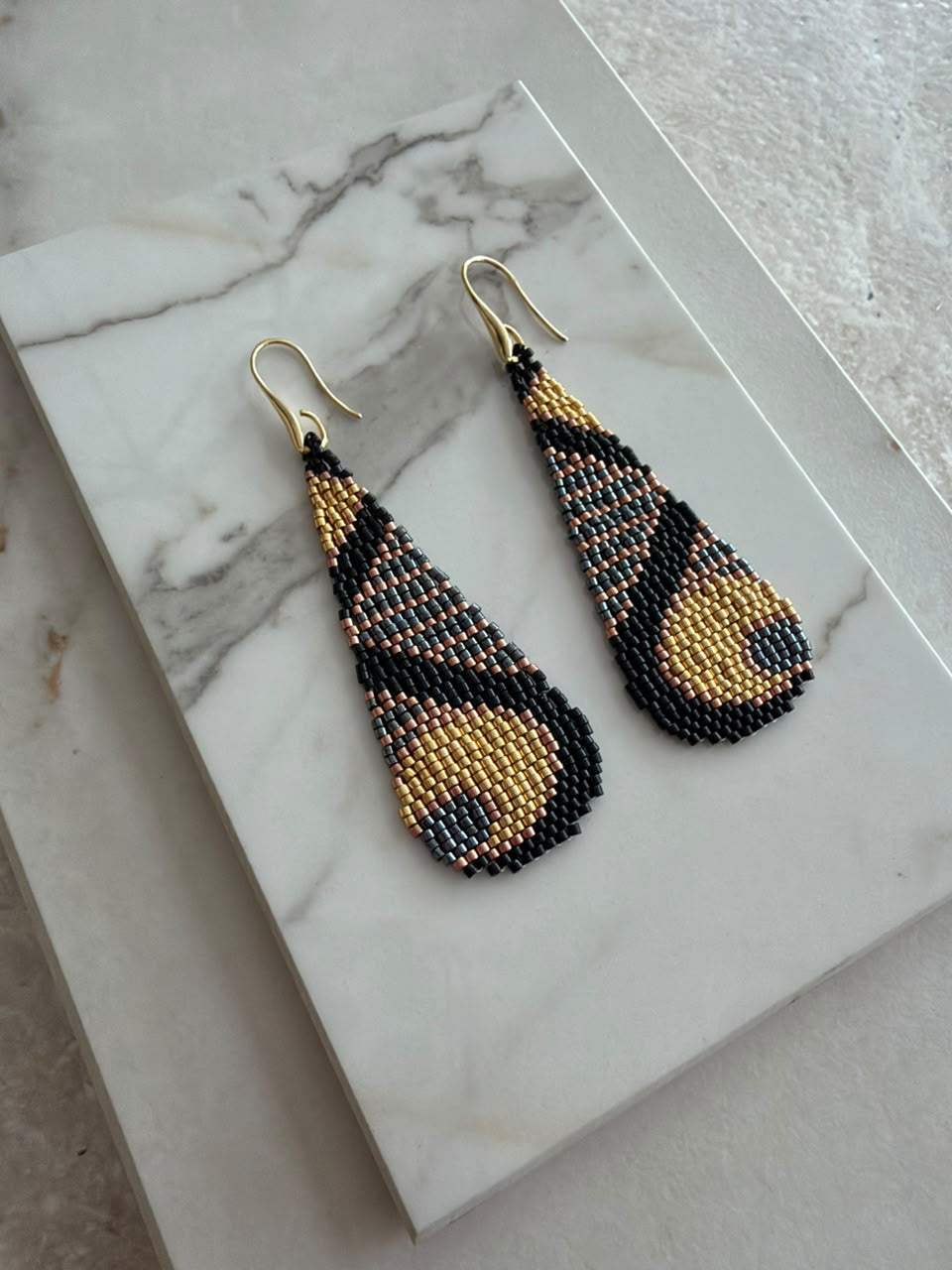 Aretes de chaquira gota grande