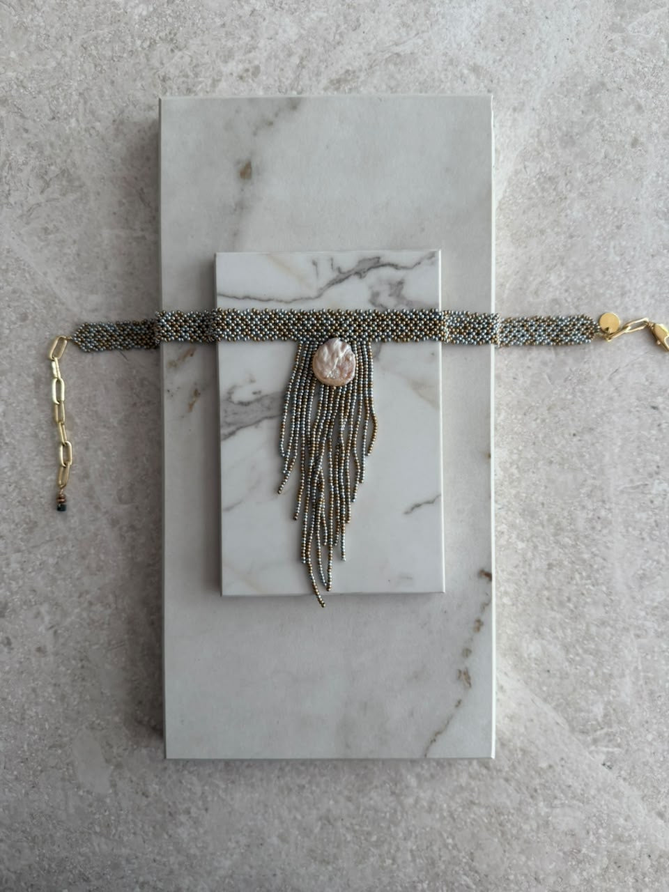 Choker de chaquira tiras con perla moneda