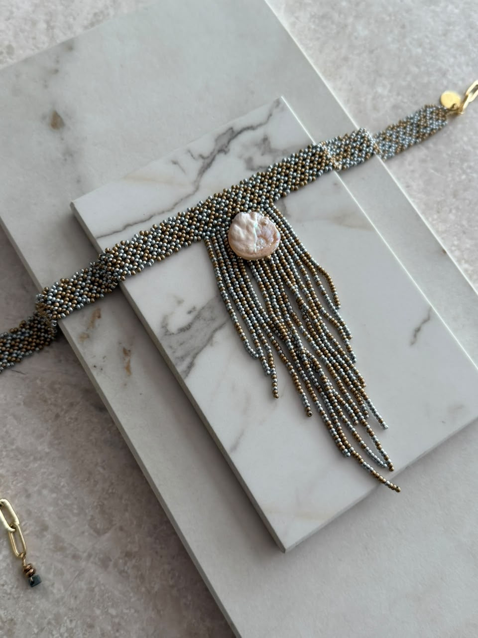 Choker de chaquira tiras con perla moneda