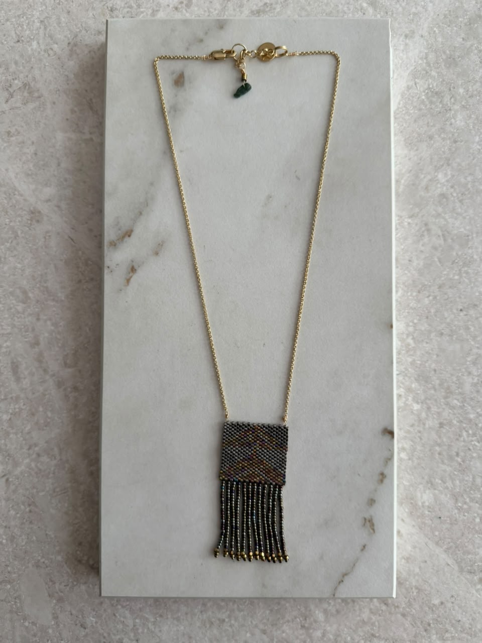 Collar banderin de chaquira con tiras chico