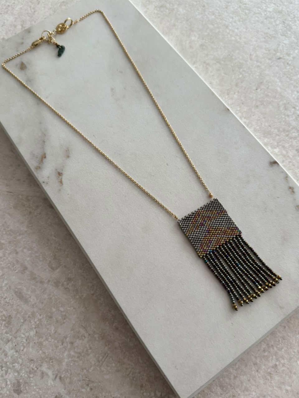 Collar banderin de chaquira con tiras chico