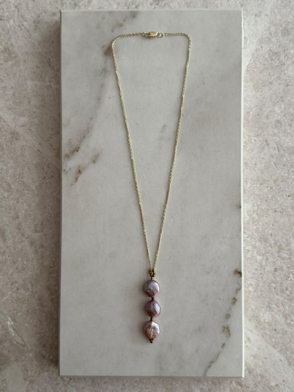 Collar dorado con 3 perlas