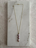 Collar dorado con 3 perlas