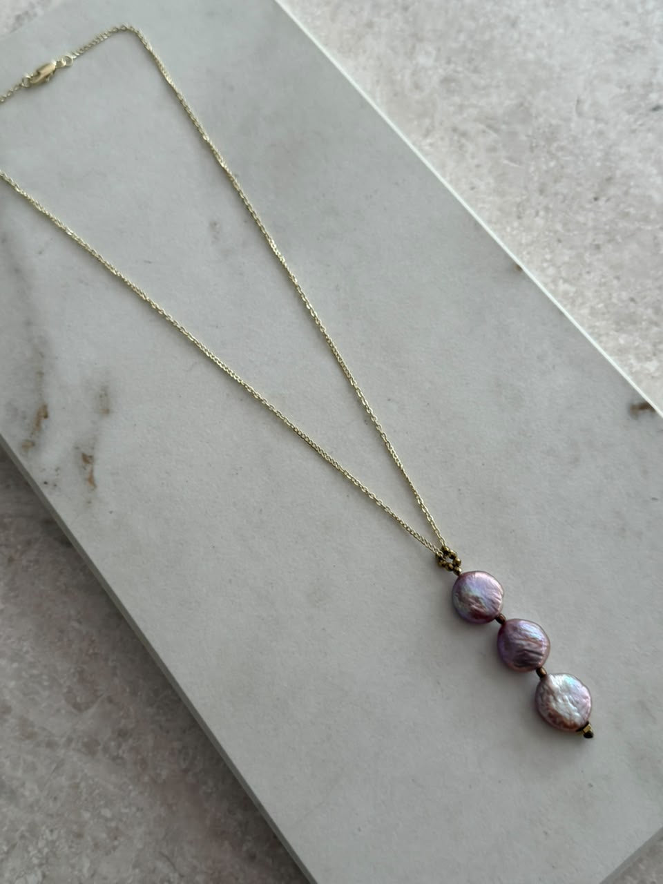Collar dorado con 3 perlas