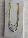 Collar triple de chaquira con perla