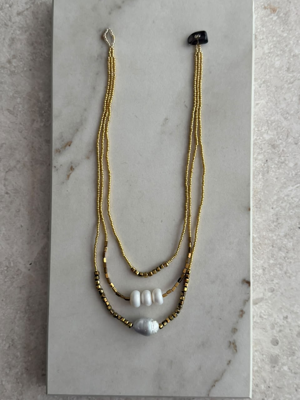 Collar triple de chaquira con perla