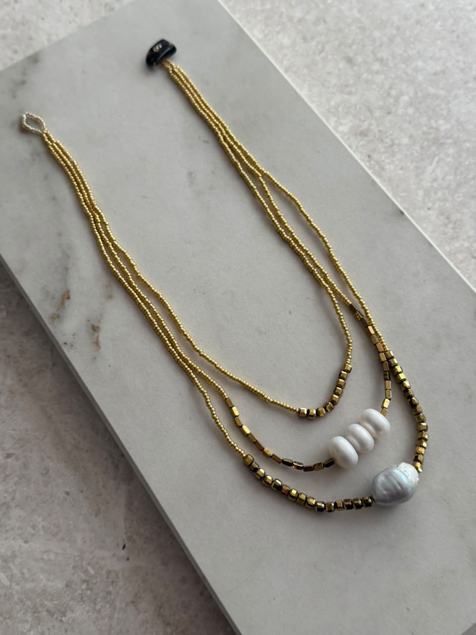 Collar triple de chaquira con perla