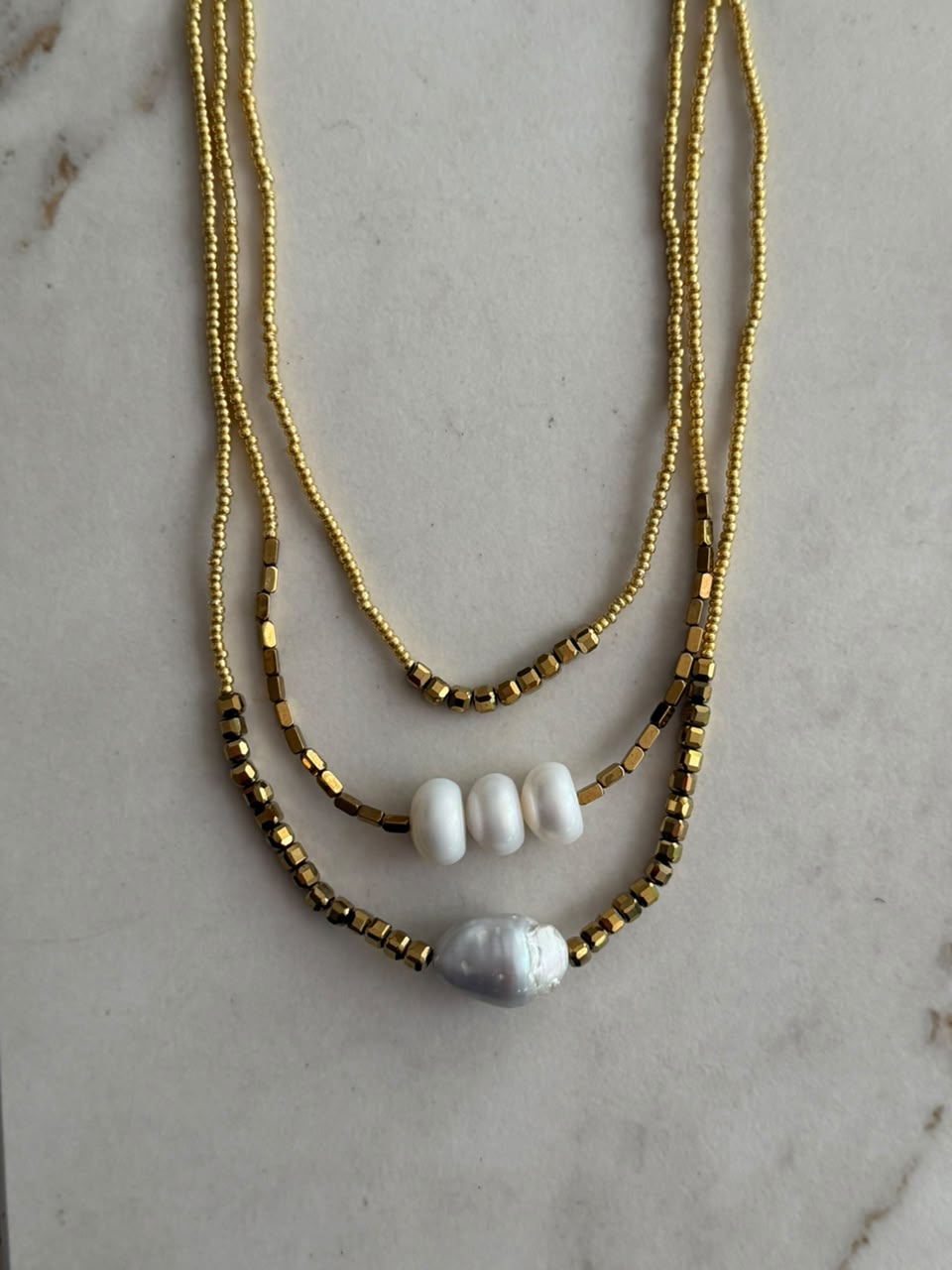 Collar triple de chaquira con perla