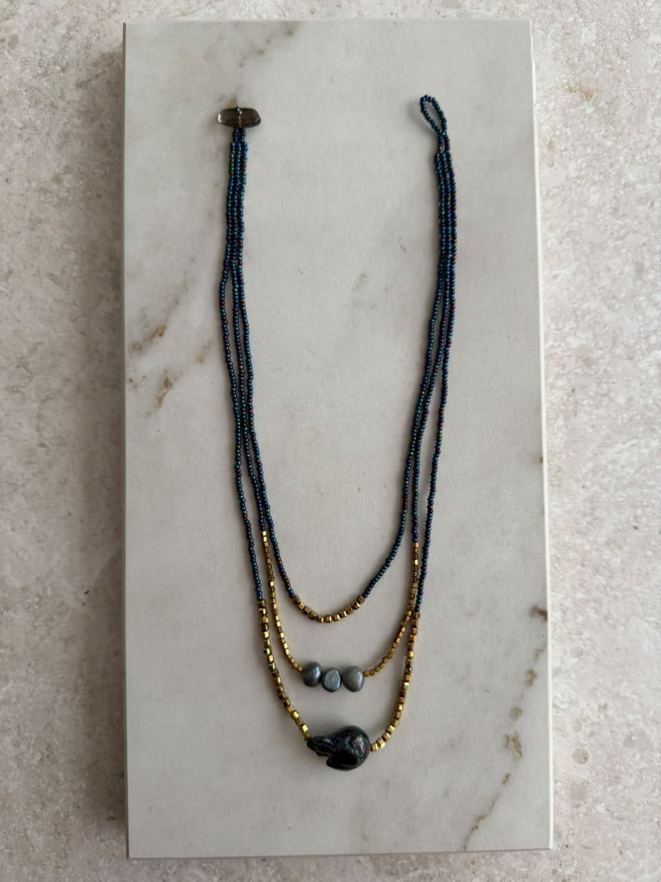 Collar triple de chaquira con perla