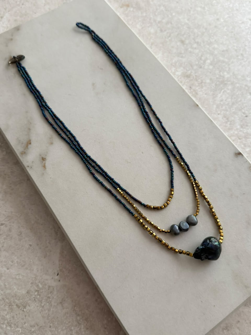 Collar triple de chaquira con perla
