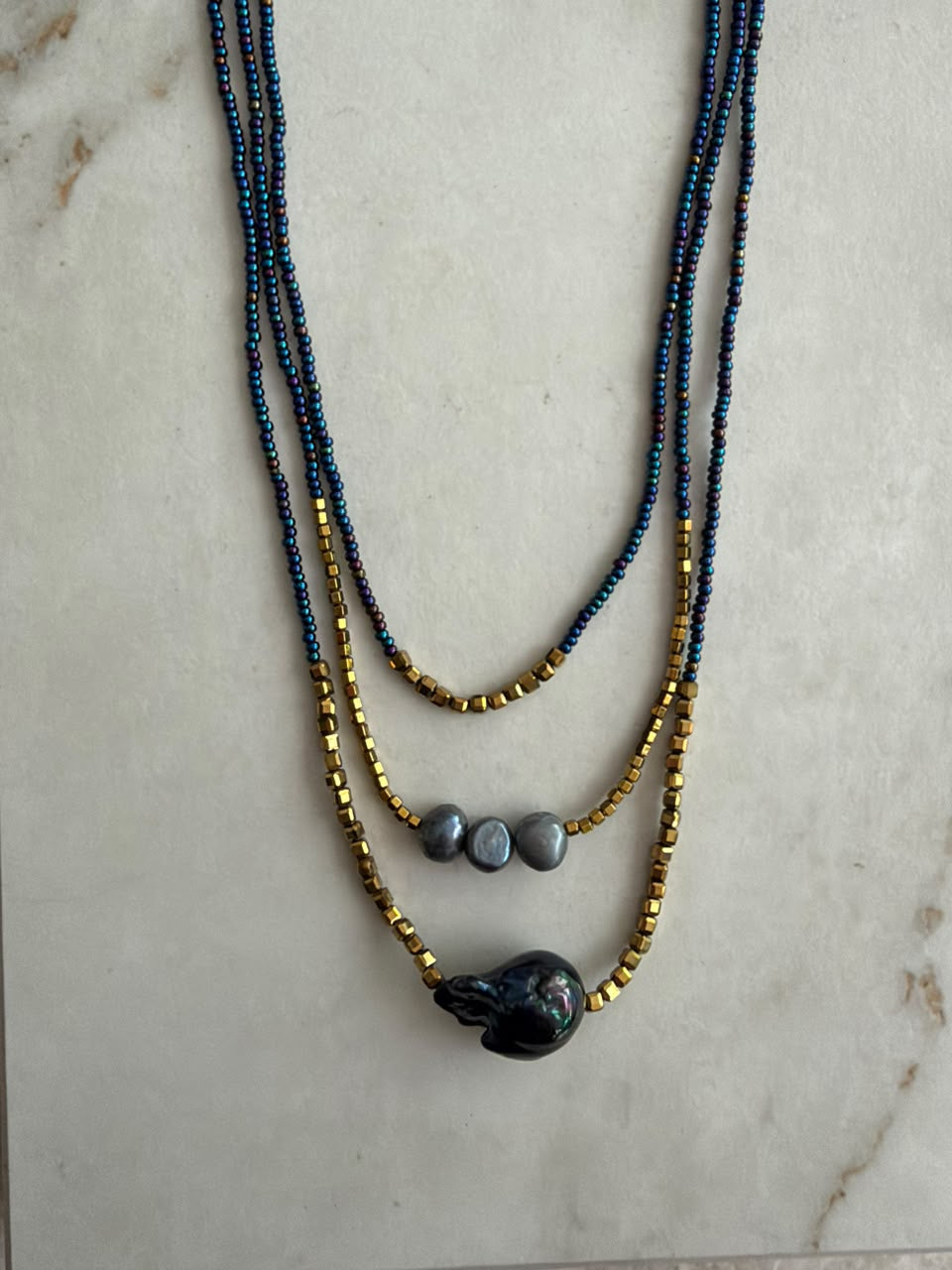 Collar triple de chaquira con perla