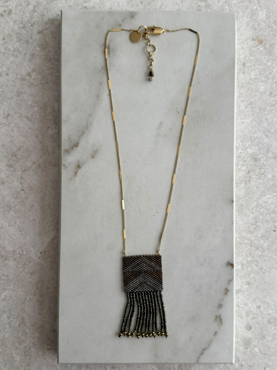 Collar banderin de chaquira con tiras chico