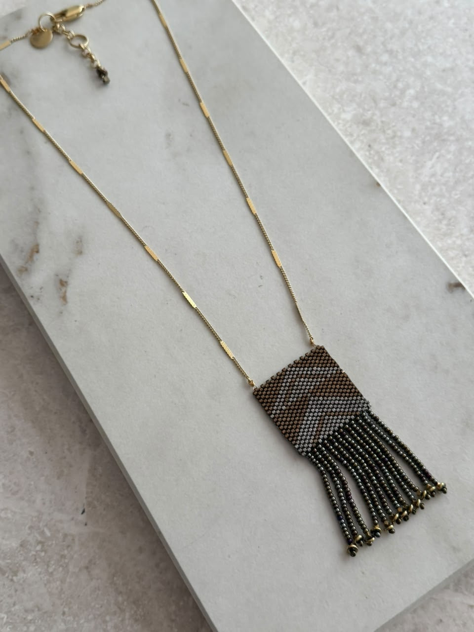 Collar banderin de chaquira con tiras chico