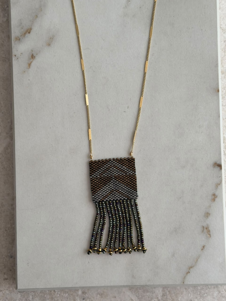 Collar banderin de chaquira con tiras chico