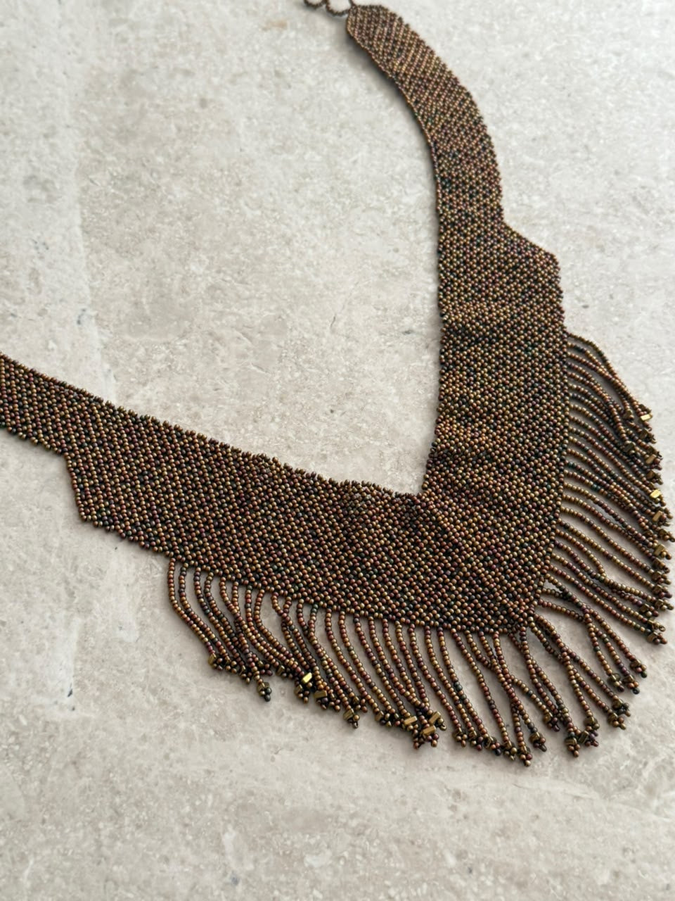 Collar de chaquira V con tiras