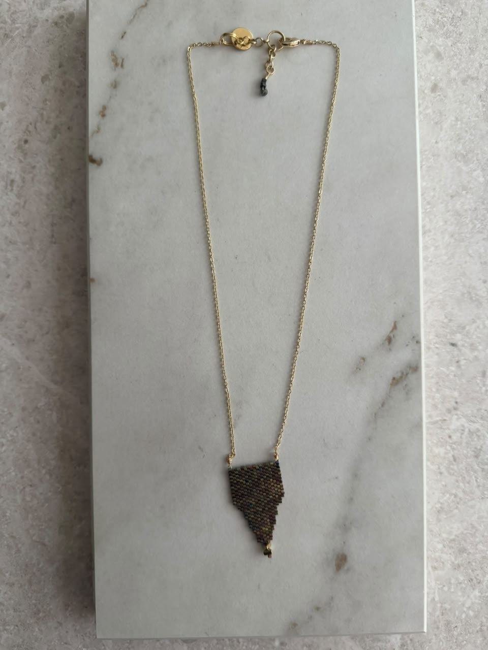 Collar banderin de chaquira chico