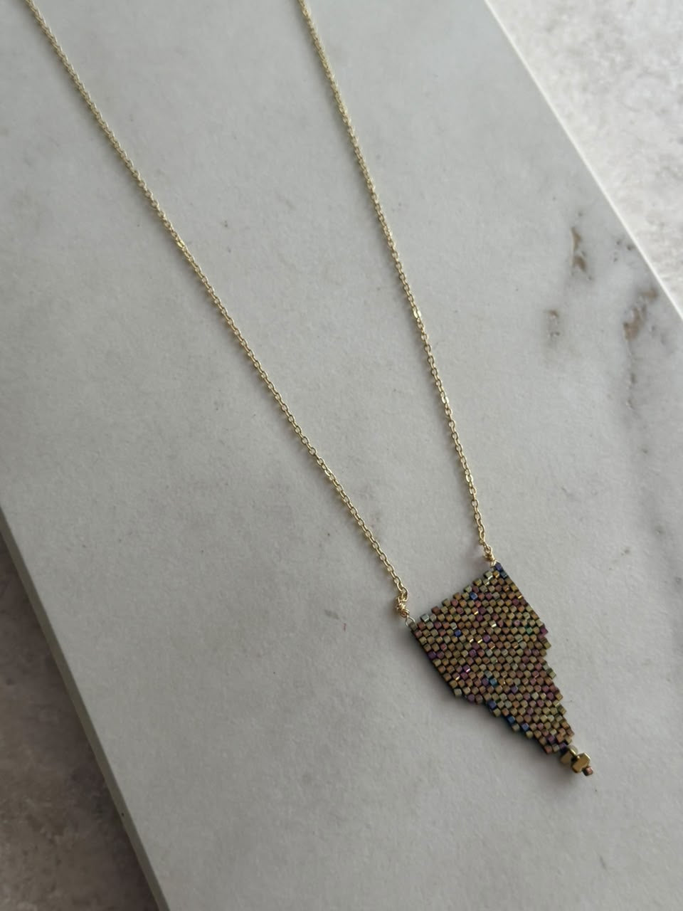 Collar banderin de chaquira chico