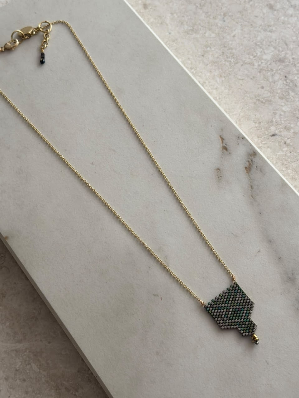 Collar banderin de chaquira mini