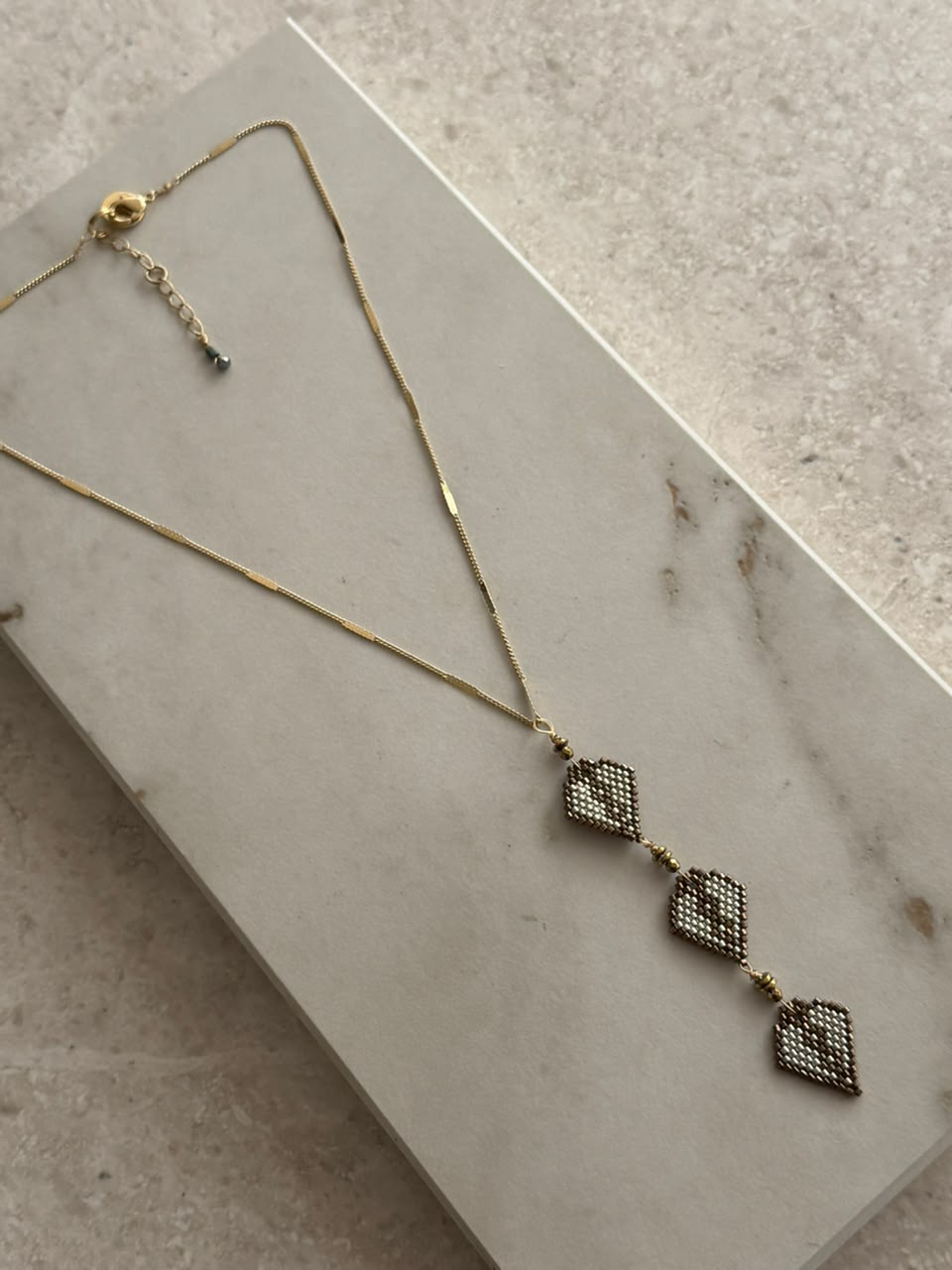 Collar de chaquira 3 hojas
